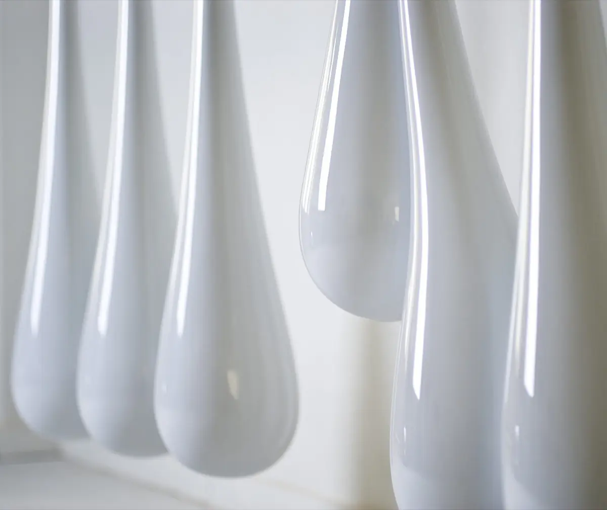 Detalle de esculturas blancas lacadas en forma de gota